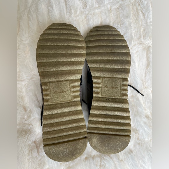 Women’s AGI tennis shoes EUC size 7. - Picture 4 of 5